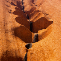 Erodierte-Wasserrinnen-Ayers-Rock-Nordaustralien-2005.jpg